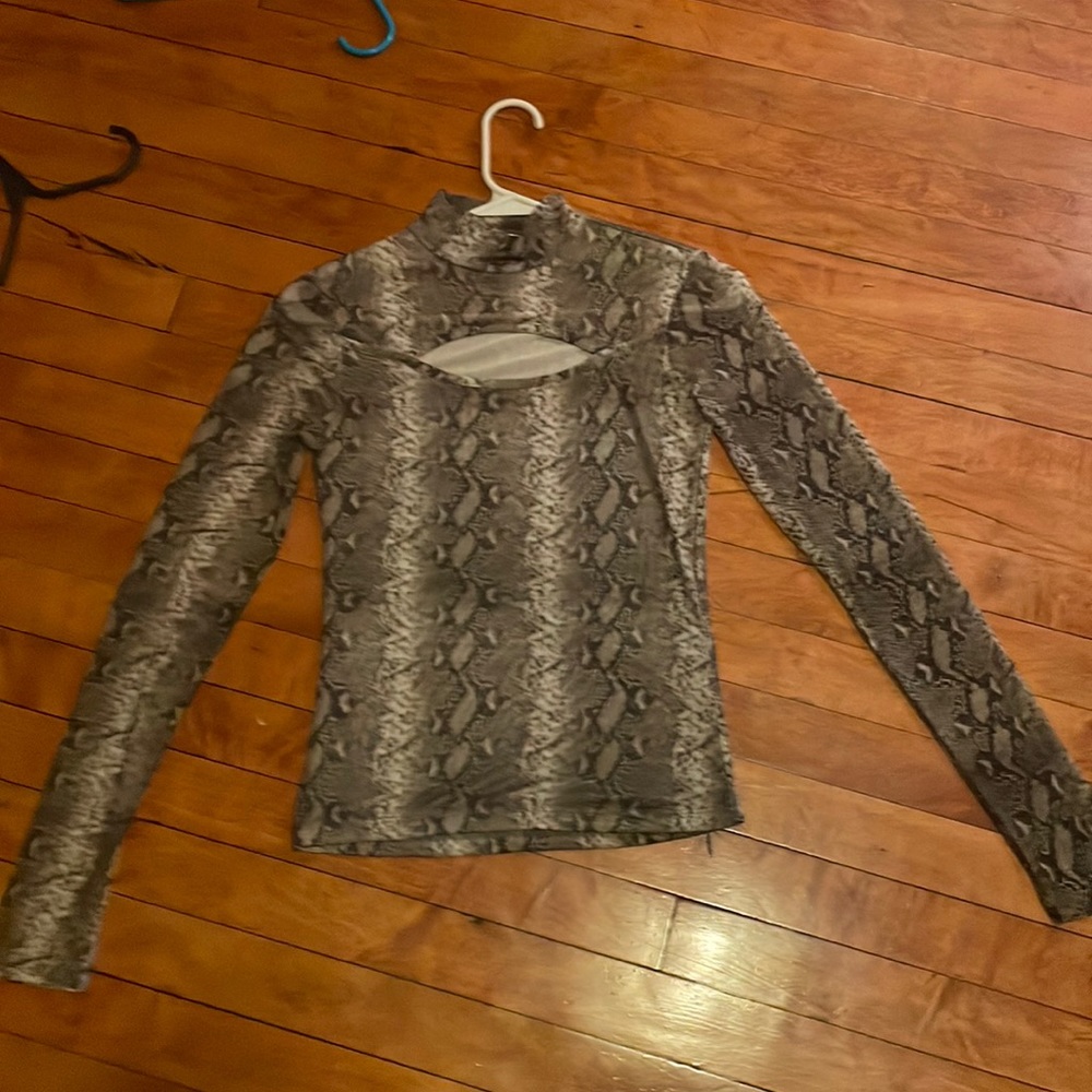 Cut out crossover shirt
